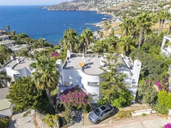 Havuzlu, Deniz Manzaralı, Tam Mobilyalı Yalıkavak Villası